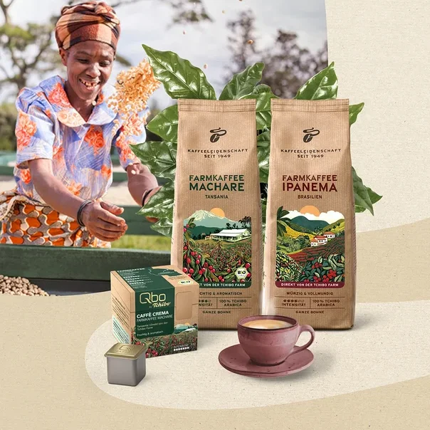 Lächelnde Frau in traditioneller Kleidung siebt Kaffeebohnen, im Vordergrund zwei braune Beutel Farmkaffee Machare und Ipanema, eine Packung Qbo Caffè Crema Kapseln und eine Tasse Kaffee.