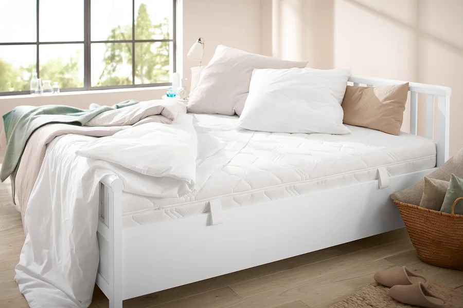 Weißes Bett mit 7-Zonen-Tonnentaschenfederkern-Matratze, 400er, Härtegrad 3 und Kissen.