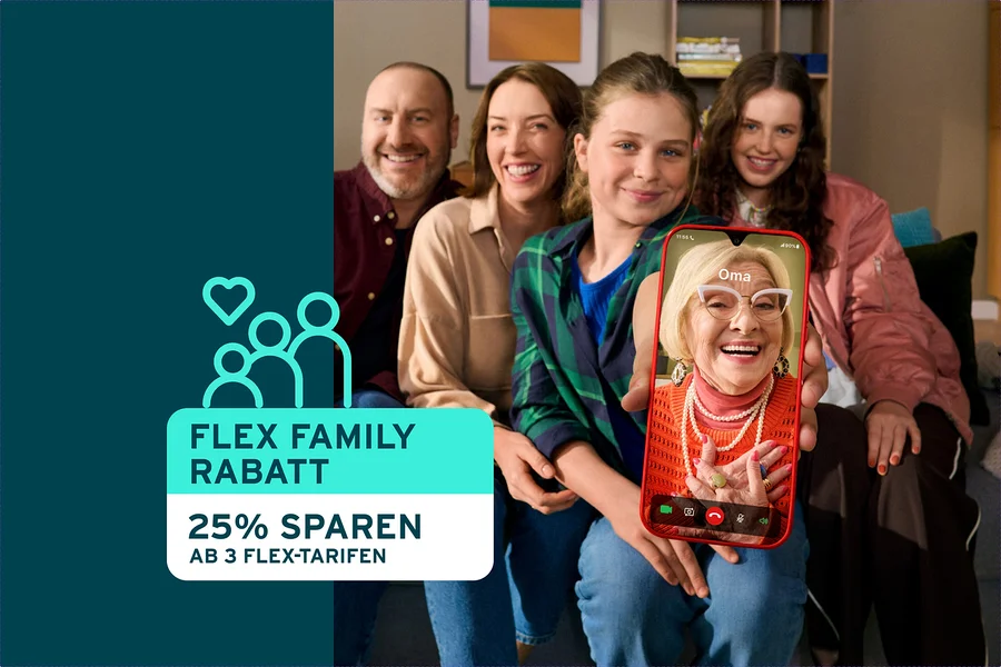 Eine lächelnde vierköpfige Familie sitzt auf einem Sofa; ein Mädchen hält ein rotes Smartphone mit einem Videoanruf einer lächelnden älteren Frau, beschriftet mit „Oma“. Links ein Grafikbanner mit „FLEX FAMILY RABATT“, „25% SPAREN“ und „AB 3 FLEX-TARIFEN“.