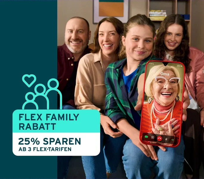Eine lächelnde vierköpfige Familie sitzt auf einem Sofa; ein Mädchen hält ein rotes Smartphone mit einem Videoanruf einer lächelnden älteren Frau, beschriftet mit „Oma“. Links ein Grafikbanner mit „FLEX FAMILY RABATT“, „25% SPAREN“ und „AB 3 FLEX-TARIFEN“.