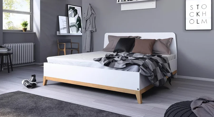 Schlafzimmer in Grautönen mit weißem rauch Bett »Carlsson«, ca. 180 x 200 cm, einem grauen Teppich und einem Strickpuff.