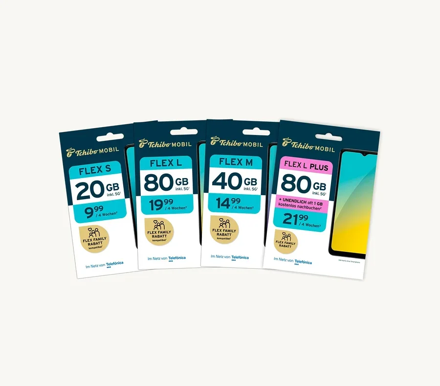 Vier Tchibo Mobil SIM-Kartenpakete, von links nach rechts: Flex S mit 20 GB für 9,99 €/4 Wochen; Flex L mit 80 GB für 19,99 €/4 Wochen; Flex M mit 40 GB für 14,99 €/4 Wochen; Flex L Plus mit 80 GB für 21,99 €/4 Wochen, unendlich oft 1 GB kostenlos nachbuchbar. Alle Tarife inkl. 5G, Flex Family Rabatt und im Telefónica Netz.