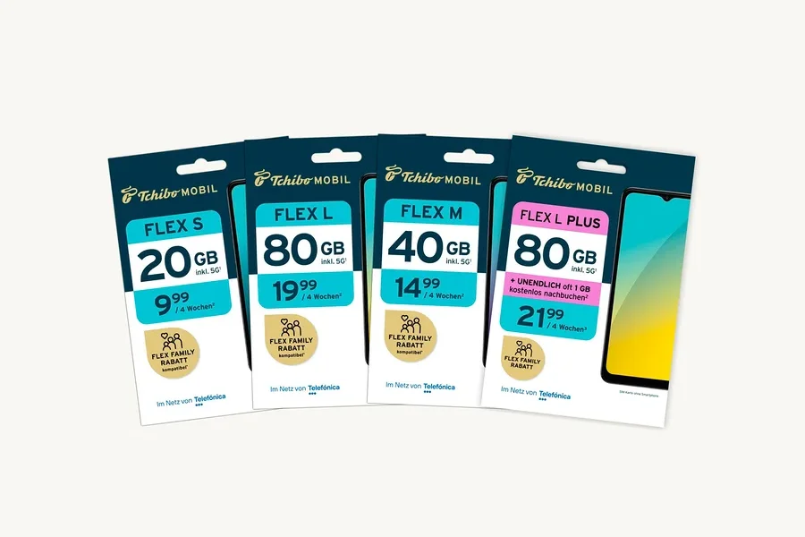 Vier Tchibo Mobil SIM-Kartenpakete, von links nach rechts: Flex S mit 20 GB für 9,99 €/4 Wochen; Flex L mit 80 GB für 19,99 €/4 Wochen; Flex M mit 40 GB für 14,99 €/4 Wochen; Flex L Plus mit 80 GB für 21,99 €/4 Wochen, unendlich oft 1 GB kostenlos nachbuchbar. Alle Tarife inkl. 5G, Flex Family Rabatt und im Telefónica Netz.
