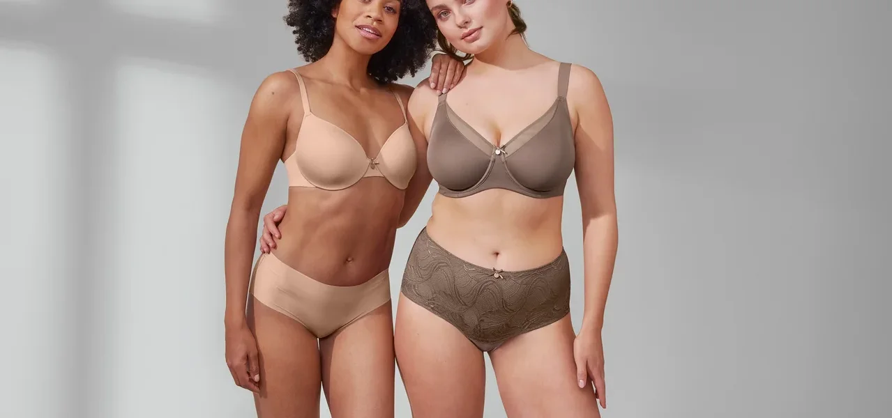 Zwei Frauen posieren in T-Shirt-BH und 5 Magic-Cut-Pantys, beige und Minimizer-BH und Highwaist-Panty »light-shaping«, nougat.