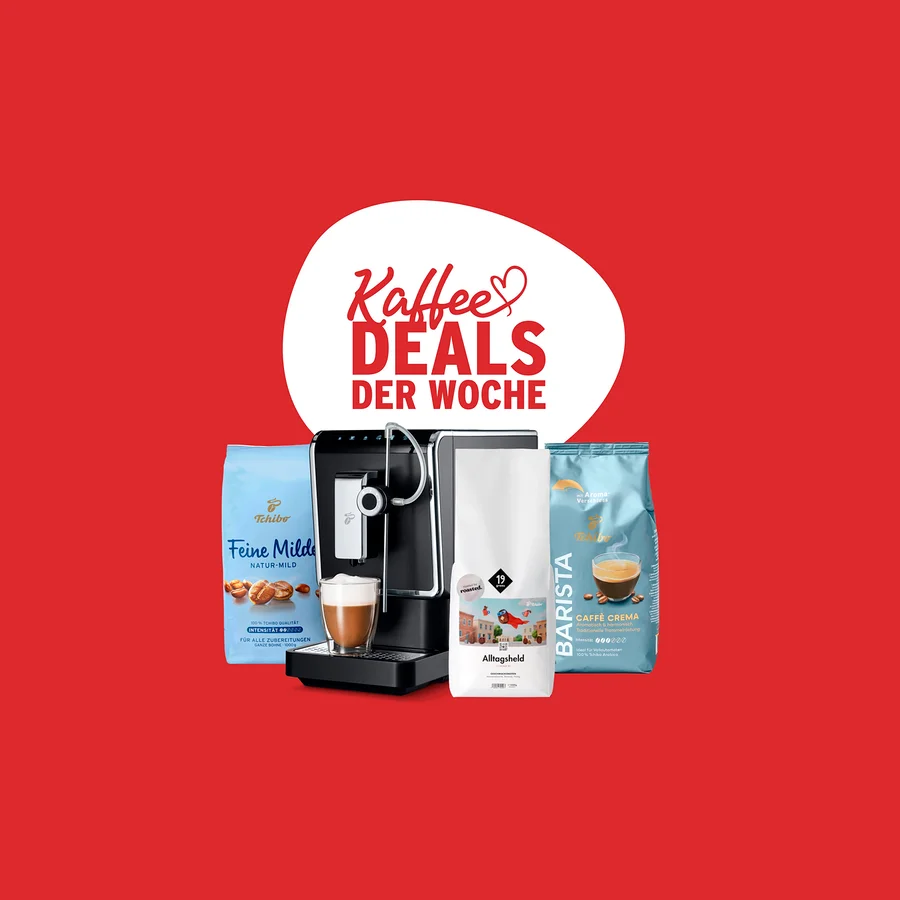 Kaffeemaschine mit Glas, Packung Tchibo Feine Milde, Alltagsheld und Barista Caffe Crema auf rotem Grund.