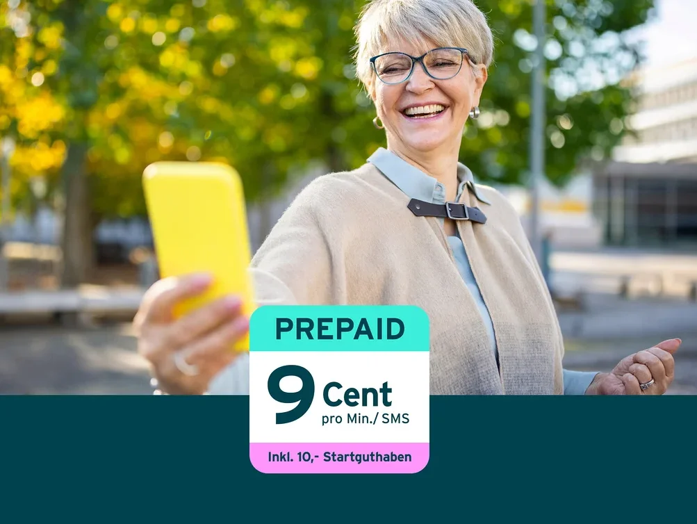 Eine lächelnde Frau mit Brille macht ein Selfie mit einem gelben Smartphone. Über dem Bild liegt eine Grafik mit der Aufschrift "PREPAID", "9 Cent pro Min./ SMS" und "Inkl. 10,- Startguthaben".