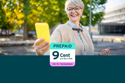 Eine lächelnde Frau mit Brille macht ein Selfie mit einem gelben Smartphone. Über dem Bild liegt eine Grafik mit der Aufschrift "PREPAID", "9 Cent pro Min./ SMS" und "Inkl. 10,- Startguthaben".
