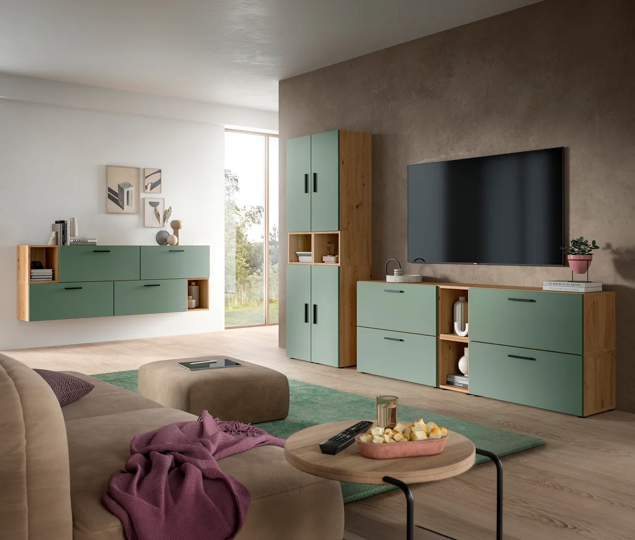 Modernes Wohnzimmer mit beiger Couch, rundem Couchtisch und großem Hocker. An der Wand sind schwebende Schränke und ein TV-Möbel in Salbeigrün und hellem Holz mit einem Fernseher.