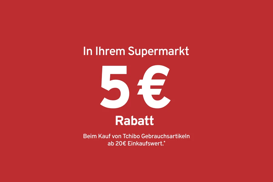 Roter Hintergrund mit weißem Text: „In Ihrem Supermarkt 5€ Rabatt Beim Kauf von Tchibo Gebrauchsartikeln ab 20€ Einkaufswert.*“