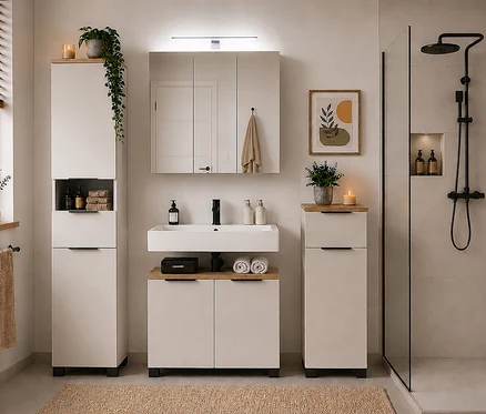 Modernes Badezimmer mit hellen Möbeln. Links und rechts vom Waschtisch stehen zwei Hochschränke »Saga«. Der Waschtisch hat ein weißes Waschbecken, darüber hängt ein Spiegelschrank. Rechts ist eine Duschkabine.