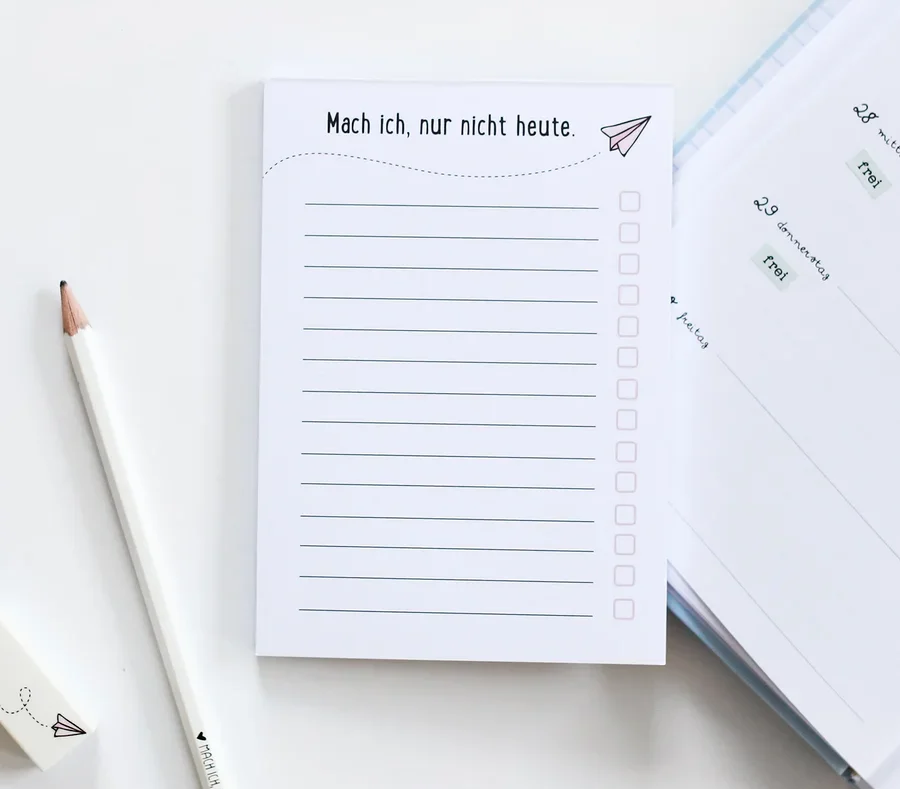 Notizblock-Set »Mach ich, nur nicht heute« liegt neben Bleistift und Radiergummi auf einem Tisch.