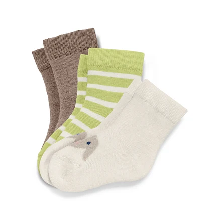 Drei Paar Babysocken: braun, grün-weiß gestreift und cremefarben mit Kaninchen.