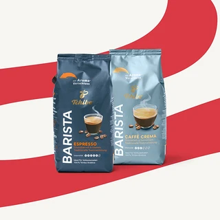 Zwei Tchibo Barista Kaffeebohnenbeutel: ein dunkelblauer Espresso und ein hellblauer Caffè Crema, beide mit Aroma-Verschluss und ideal für Vollautomaten.