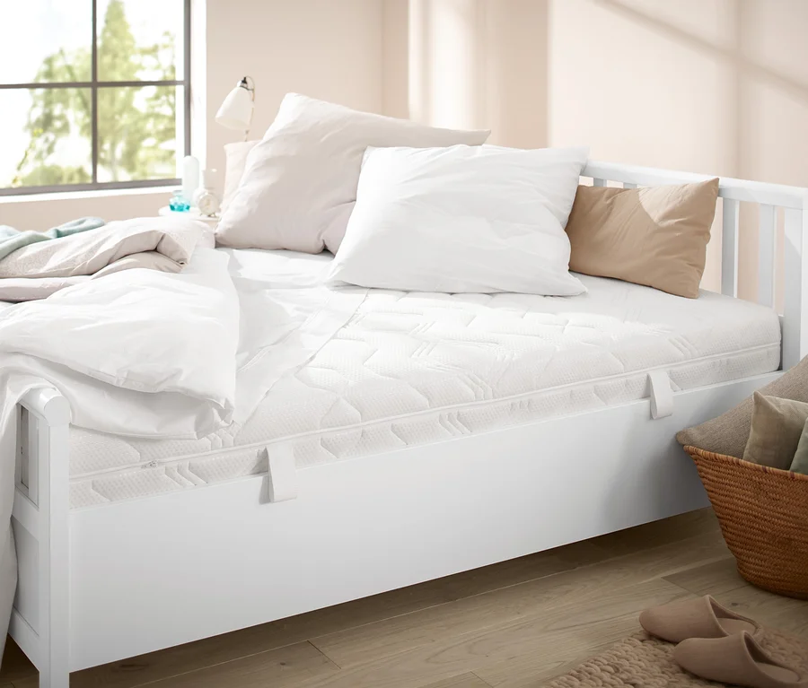 Weißes Bett mit 7-Zonen-Tonnentaschenfederkern-Matratze, 400er, Härtegrad 3 und Kissen.