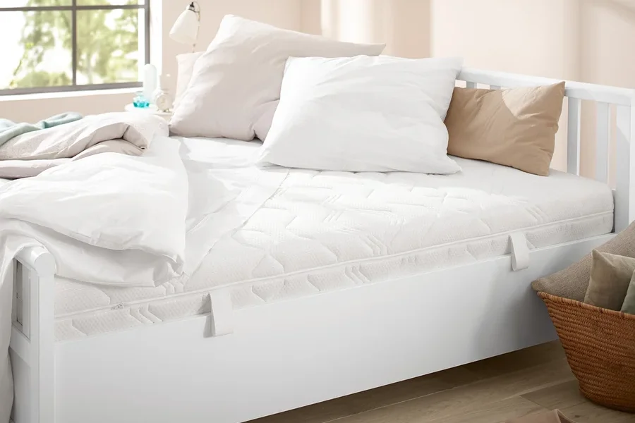 Weißes Bett mit 7-Zonen-Tonnentaschenfederkern-Matratze, 400er, Härtegrad 3 und Kissen.