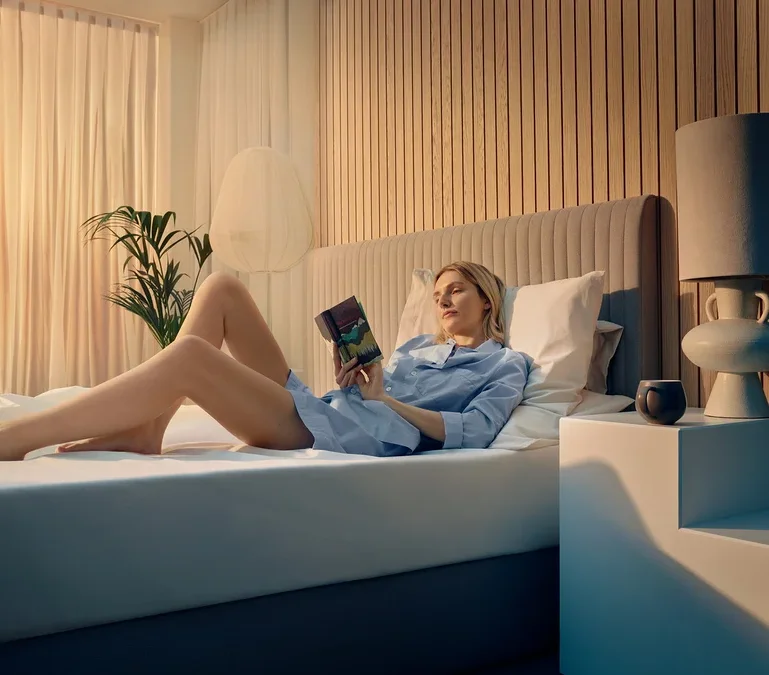 Frau liest auf TEMPUR Form™ Plus Matratze ein Buch.