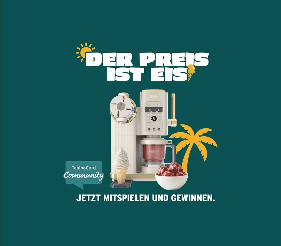 Cremefarbene Ninja Creami Eismaschine mit goldenen Akzenten, daneben ein Softeis in der Waffel, eine Schale mit roten Früchten und eine gelbe Palme. Im Hintergrund dunkelgrün, mit den Texten „DER PREIS IST EIS“, „JETZT MITSPIELEN UND GEWINNEN“ und einem „TchiboCard Community“ Logo.