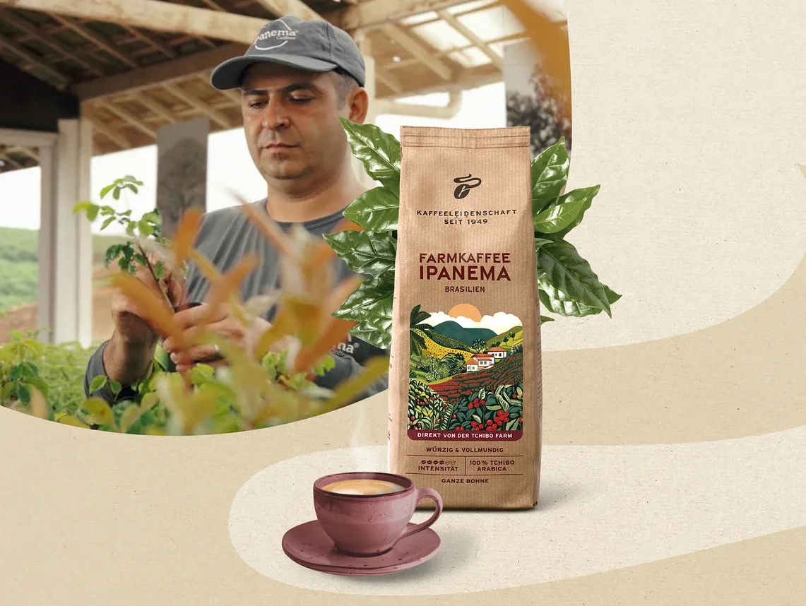 Ein Mann mit Kappe pflegt Pflanzen. Daneben eine Packung Tchibo Ipanema Farmkaffee Brasilien 100% Arabica, umgeben von Kaffeeblättern, und eine dampfende Tasse Kaffee.