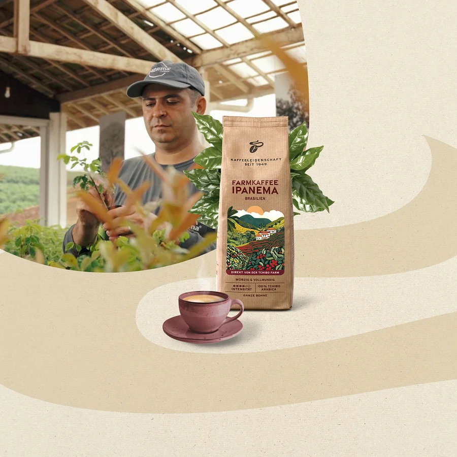 Ein Mann mit Kappe pflegt Pflanzen. Daneben eine Packung Tchibo Ipanema Farmkaffee Brasilien 100% Arabica, umgeben von Kaffeeblättern, und eine dampfende Tasse Kaffee.