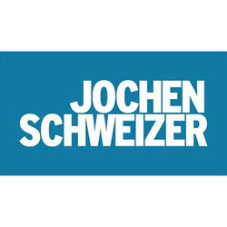 Blaues Rechteck mit weißem Schriftzug "JOCHEN SCHWEIZER".