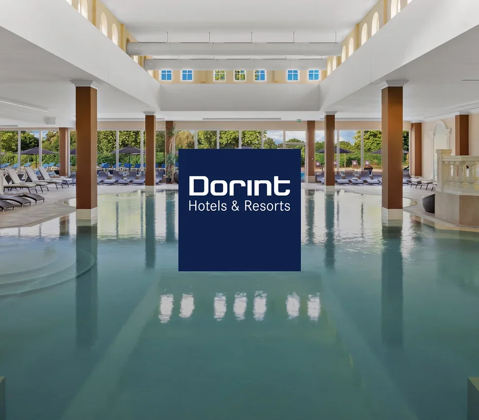 Innenpool mit Liegen an den Fenstern und Dorint Hotels & Resorts Logo.