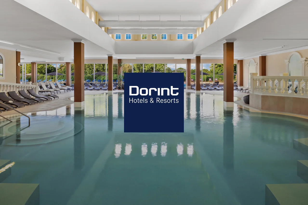 Innenpool mit Liegen an den Fenstern und Dorint Hotels & Resorts Logo.