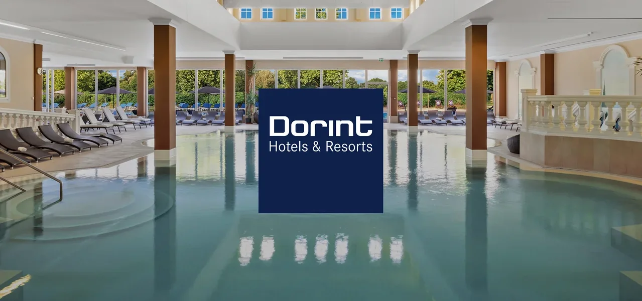 Innenpool mit Liegen an den Fenstern und Dorint Hotels & Resorts Logo.