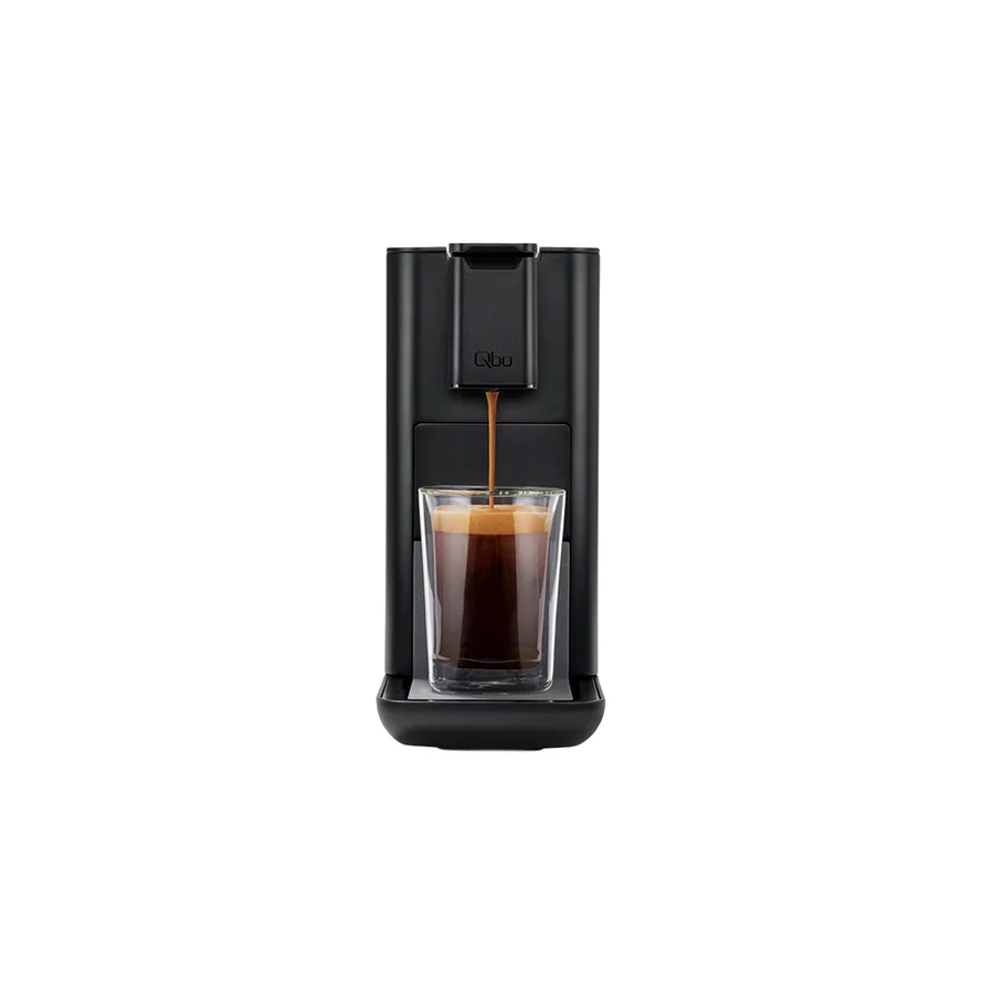 Eine schwarze Qbo-Kaffeemaschine, die Kaffee in ein Glas ausgibt.