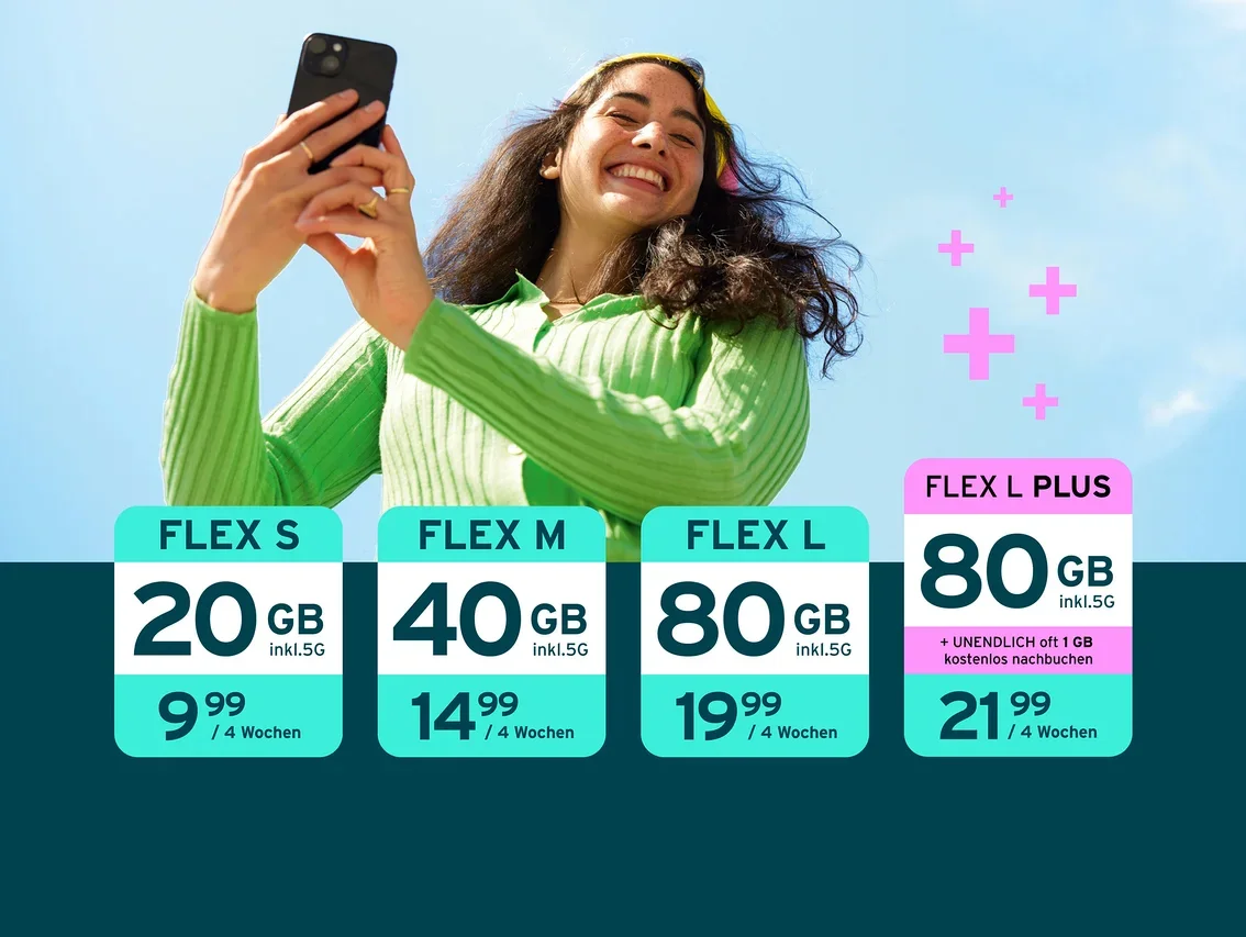 Eine junge Frau lächelt und macht ein Selfie mit einem schwarzen Smartphone vor blauem Himmel. Darunter sind vier Datenpakete abgebildet: Flex S (20 GB, 9,99 / 4 Wochen), Flex M (40 GB, 14,99 / 4 Wochen), Flex L (80 GB, 19,99 / 4 Wochen) und Flex L Plus (80 GB + unendlich oft 1 GB kostenlos nachbuchen, 21,99 / 4 Wochen). Alle Pakete beinhalten 5G.