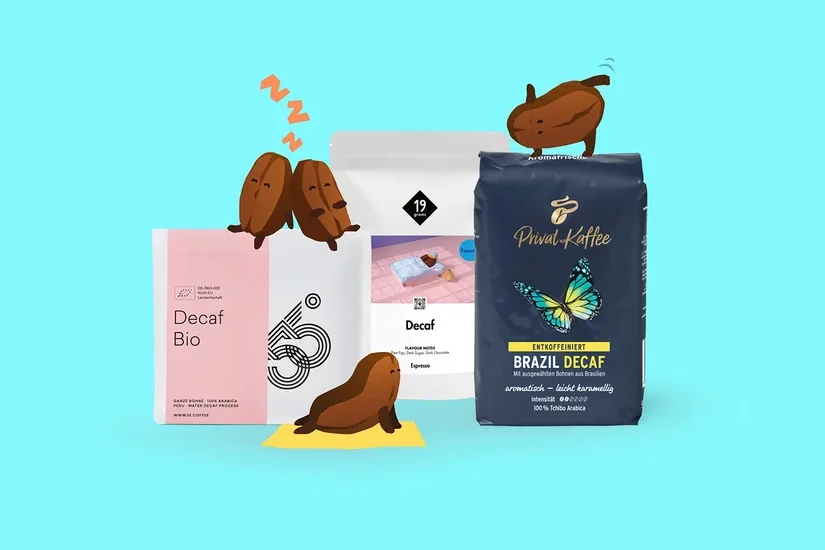 Drei Packungen entkoffeinierten Kaffees auf hellblauem Hintergrund. Die pinke „Decaf Bio“-Packung hat zwei schlafende Kaffeebohnen und eine schlafende Seehund-Bohne. Eine weiße „Decaf Espresso“-Packung ist in der Mitte, und eine dunkelblaue „Privat Kaffee Brazil Decaf“-Packung hat eine springende Kaffeebohne oben.