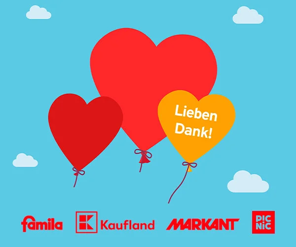 Blauer Himmel mit weißen Wolken, zwei rote Herzballons und ein orangefarbener Herzballon mit dem Text „Lieben Dank!“. Darunter befinden sich die Logos von famila, Kaufland, MARKANT und PIC NIC.