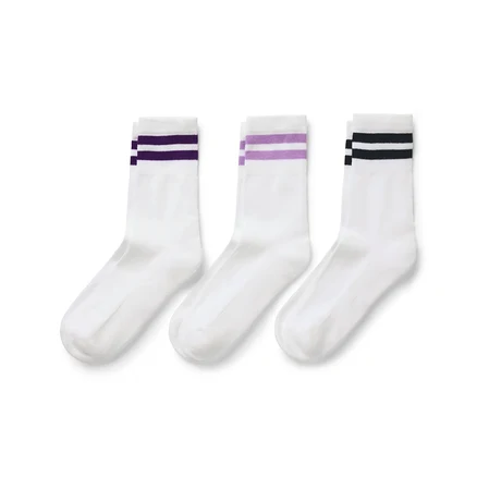 Drei weiße Socken mit farbigen Streifen oben.