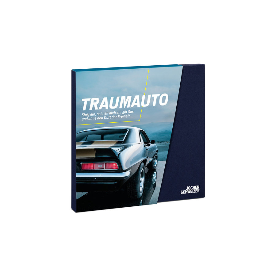 Geschenkbox mit einem klassischen silbernen Sportwagen von hinten auf nasser Straße vor Bergen. Aufschrift: „TRAUMAUTO“, „Steig ein, schnall dich an, gib Gas und atme den Duft der Freiheit.“ und „JOCHEN SCHWEIZER“.
