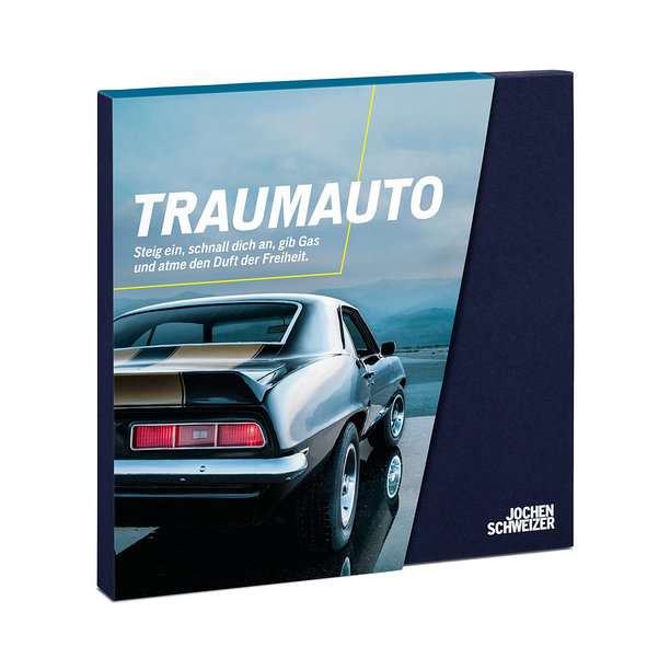 Geschenkbox mit einem klassischen silbernen Sportwagen von hinten auf nasser Straße vor Bergen. Aufschrift: „TRAUMAUTO“, „Steig ein, schnall dich an, gib Gas und atme den Duft der Freiheit.“ und „JOCHEN SCHWEIZER“.