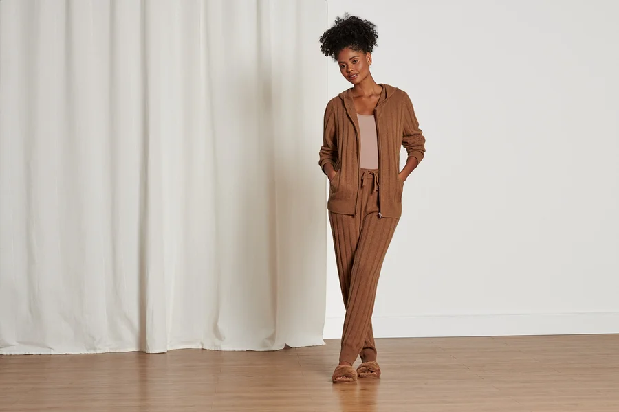 Frau posiert in braunem Hoodie-Set mit Premium Woll-Cashmere-Loungewearhose.