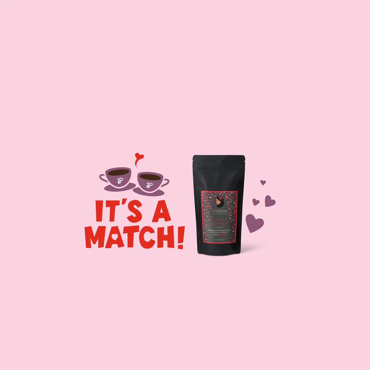 Auf rosa Hintergrund stehen zwei Tassen mit dem Schriftzug "It's a Match!" und eine Packung Yoanda Kaffee.