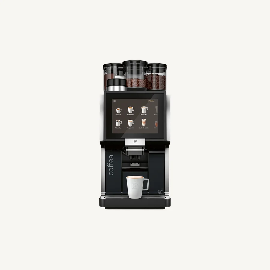 Kaffeevollautomat mit Touchscreen und einer Tasse Kaffee.