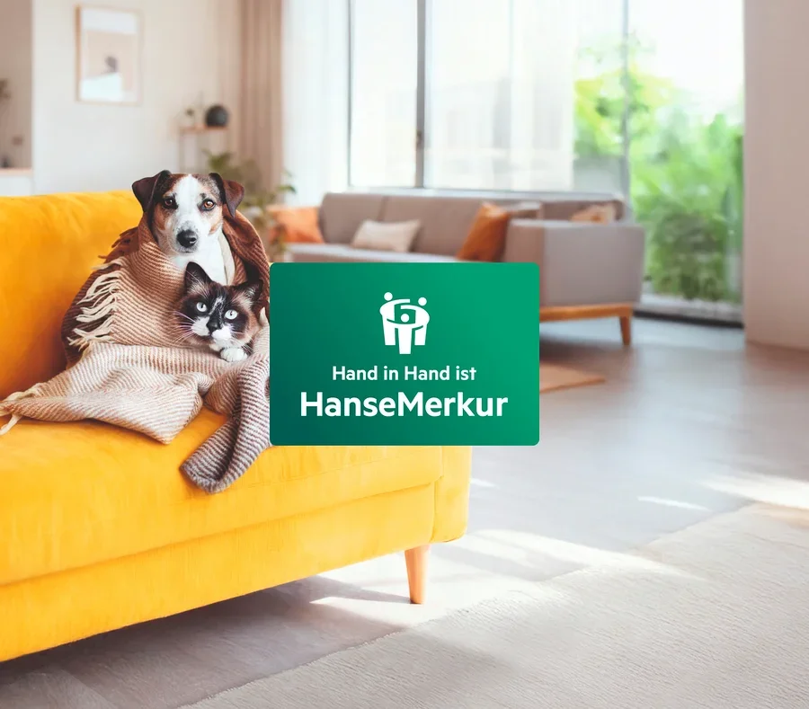 Hund und Katze sitzen auf gelbem Sofa unter einer Decke. Im Vordergrund ist ein grünes HanseMerkur Logo zu sehen.