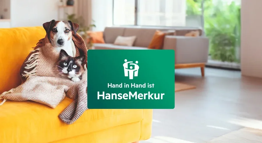 Hund und Katze sitzen auf gelbem Sofa unter einer Decke. Im Vordergrund ist ein grünes HanseMerkur Logo zu sehen.