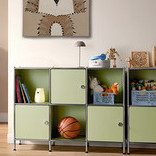 Kinderzimmer mit Kinderteppich COCOON »Städte«, 120 x 170 cm, Regal und Spielsachen.