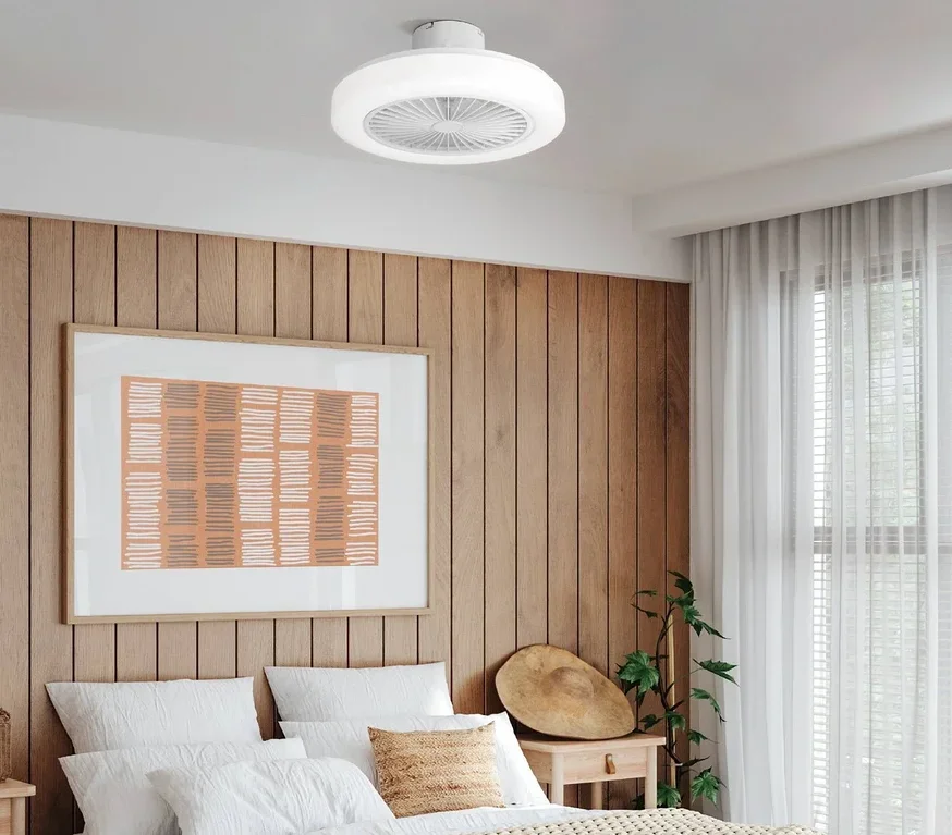 Schlafzimmer mit weißer Bettwäsche und Eglo LED-Deckenventilator »Ortona«.