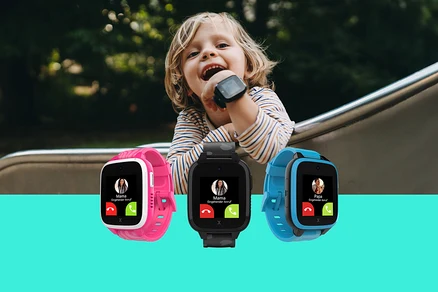 Ein lachendes blondes Kind mit einer schwarzen Smartwatch am Handgelenk lehnt sich im Freien über ein Metallgeländer. Im Vordergrund zeigen drei Smartwatches in Pink, Schwarz und Blau einen eingehenden Anruf an.