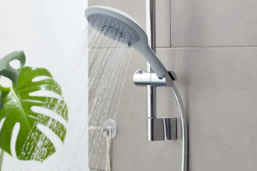 Wasser fließt aus dem Duschkopf »Regendusche«.