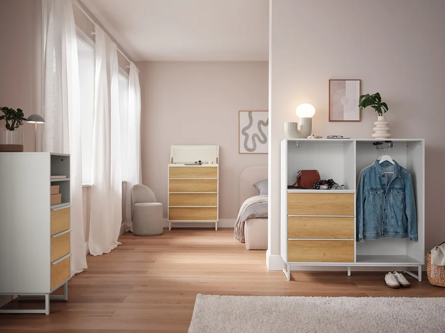 Schlafzimmer mit Kommoden und grauer LED-Akku-Tischleuchte.