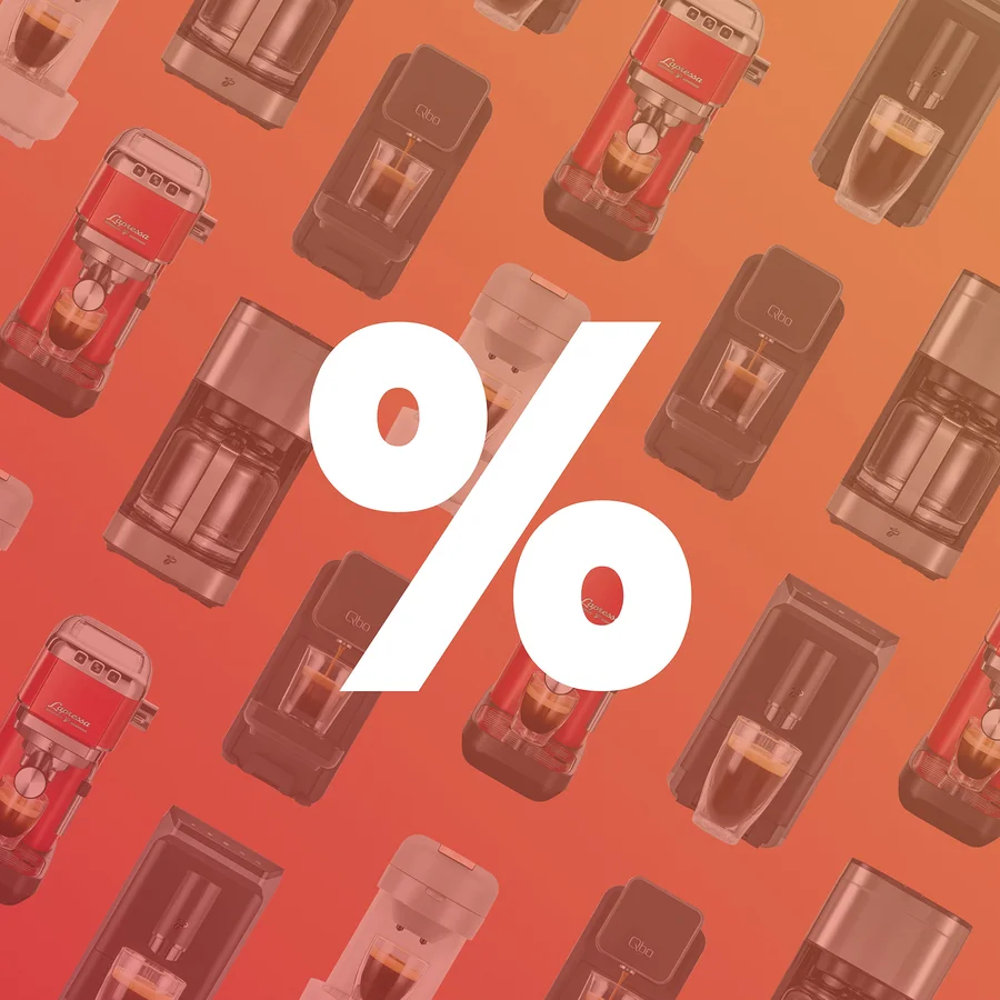 Großes weißes Prozentzeichen über einem Muster aus roten, schwarzen und beigen Kaffeemaschinen, die Kaffee in Gläser füllen, auf orange-rotem Hintergrund.