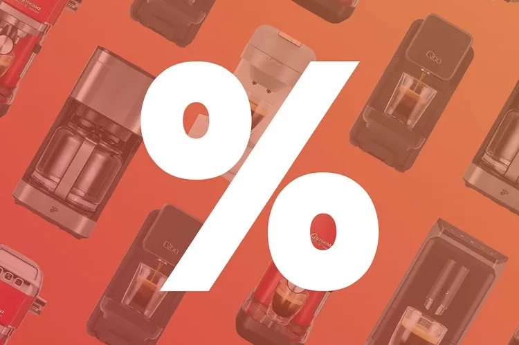 Großes weißes Prozentzeichen über einem Muster aus roten, schwarzen und beigen Kaffeemaschinen, die Kaffee in Gläser füllen, auf orange-rotem Hintergrund.