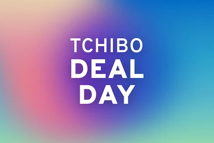 Weißer Text „TCHIBO DEAL DAY“ auf einem Farbverlaufshintergrund in Rosa, Lila und Blau.