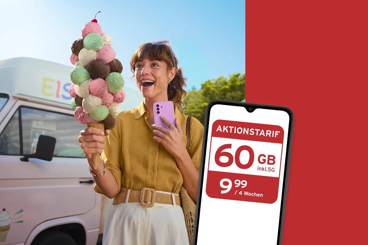 Eine lächelnde Frau hält ein riesiges Eis mit bunten Kugeln und ein lilafarbenes Smartphone vor einem Eiswagen. Rechts ein Smartphone mit einem Aktionstarif: 60 GB inkl. 5G für 9,99 / 4 Wochen.