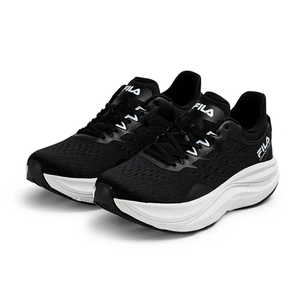 Zwei schwarze FILA Retron Herren-Sneaker mit weißen Sohlen und Schnürsenkeln auf weißem Hintergrund.