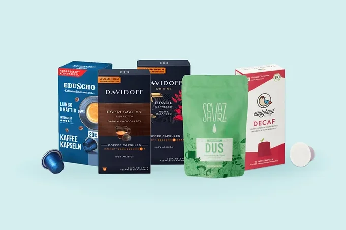 Sortiment an Kaffeeprodukten, darunter eine Packung Eduscho Lungo Kräftig Kaffeekapseln mit einer blauen Kapsel, eine Packung Davidoff Espresso 57 Ristretto Kapseln, eine Packung Avidoff Origins Brazil Espresso Kapseln, ein grüner Sevaz Dus Kaffeebeutel und eine Packung Earlybird Decaf Kaffeekapseln mit einer weiß-roten Kapsel.